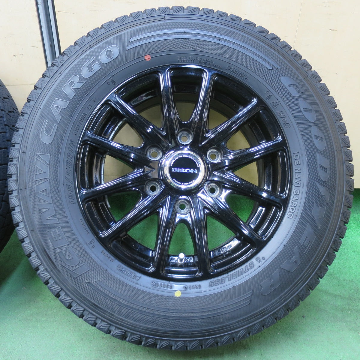 バリ溝!キレイ!9分★200系 ハイエース BISON BN-01 195/80R15 107/105L スタッドレス グッドイヤー アイスナビ カーゴ 15インチ PCD139.7/6H★5102502イス