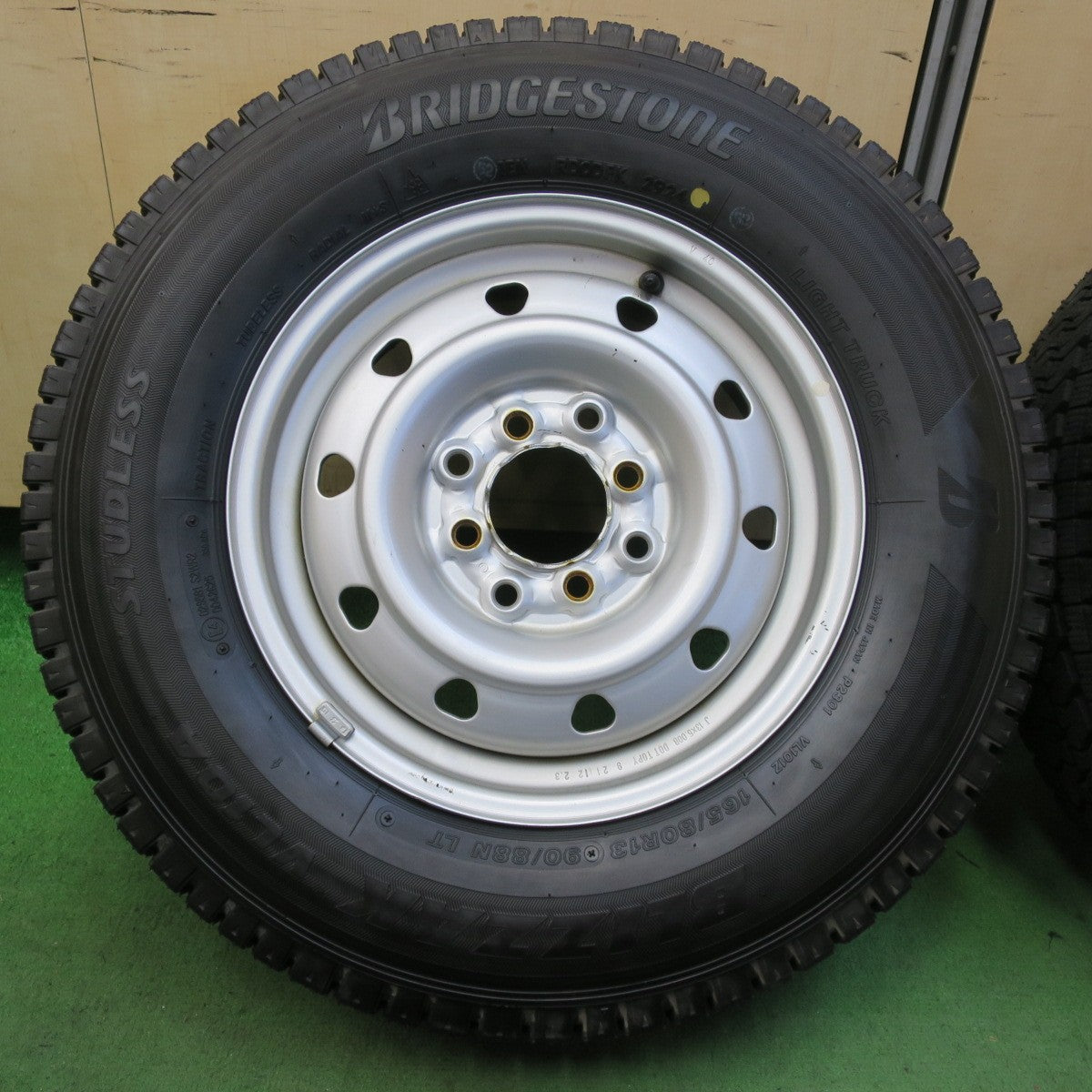 タイヤほぼ未使用!24年★スタッドレス 165/80R13 90/88N ブリヂストン ブリザック VL10A スチール ホイール 13インチ PCD100 114.3/4H マルチ★5051309イス
