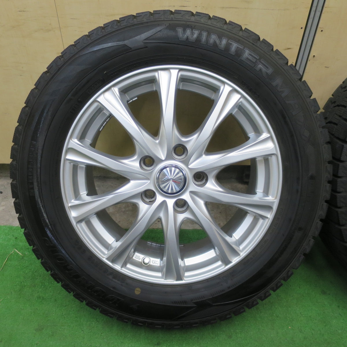 バリ溝!キレイ!9.5分以上★スタッドレス 215/60R16 ダンロップ ウインターマックス WM02 JOKER ジョーカー 16インチ PCD114.3/5H★5091701TTス