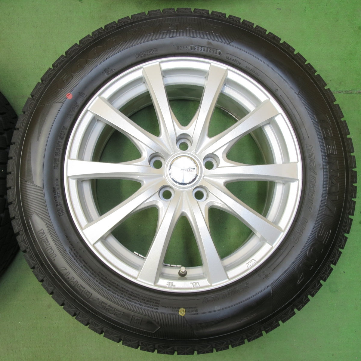 超バリ溝!23年!キレイ!ほぼ10分★スタッドレス 225/65R17 グッドイヤー アイスナビ SUV ravrion RS01 ラブリオン 17インチ PCD114.3/5H★5051501イス