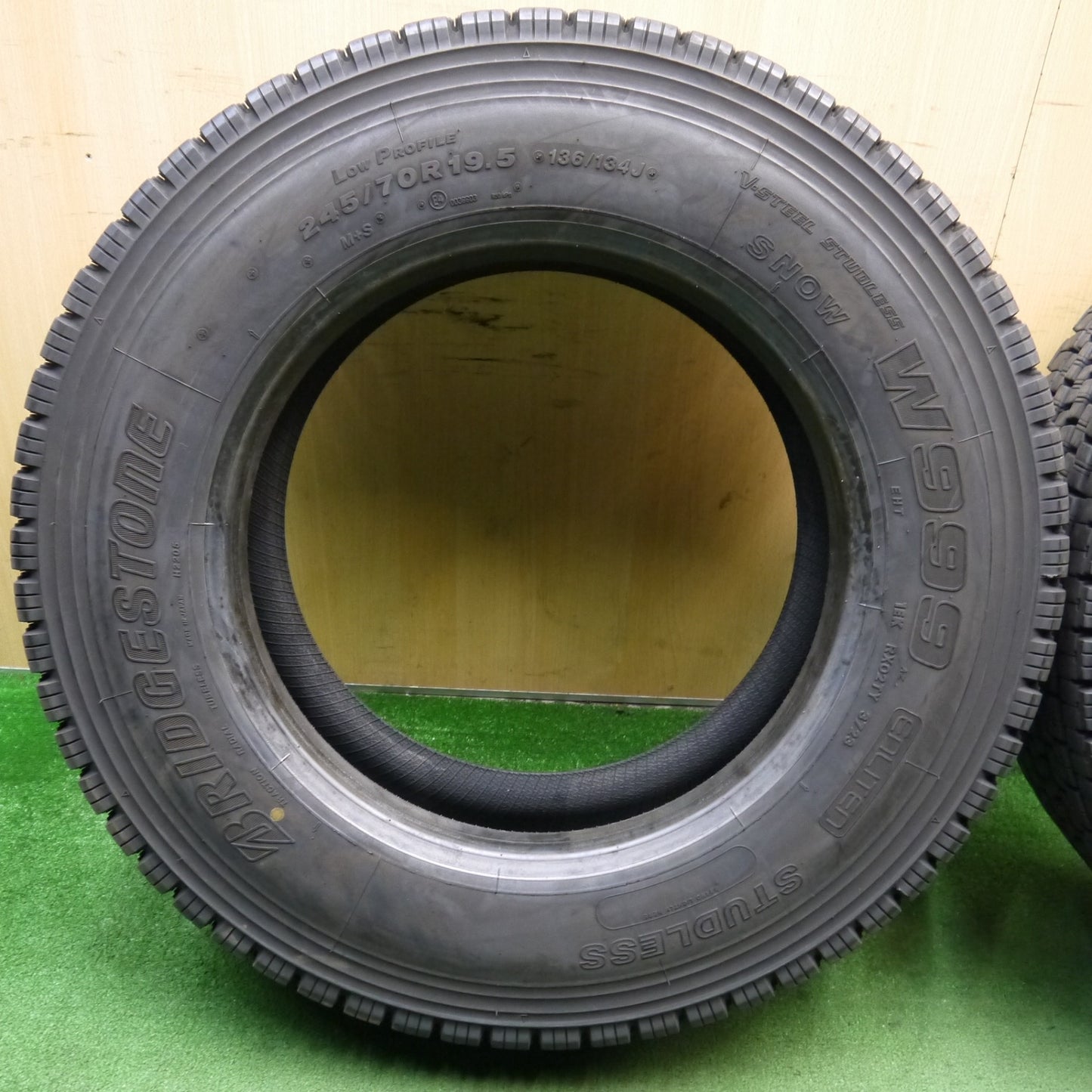 バリ溝!23年!9分!2本★トラック タイヤ 245/70R19.5 136/134J スタッドレス ブリヂストン W999 19.5インチ★5062305KKスタ