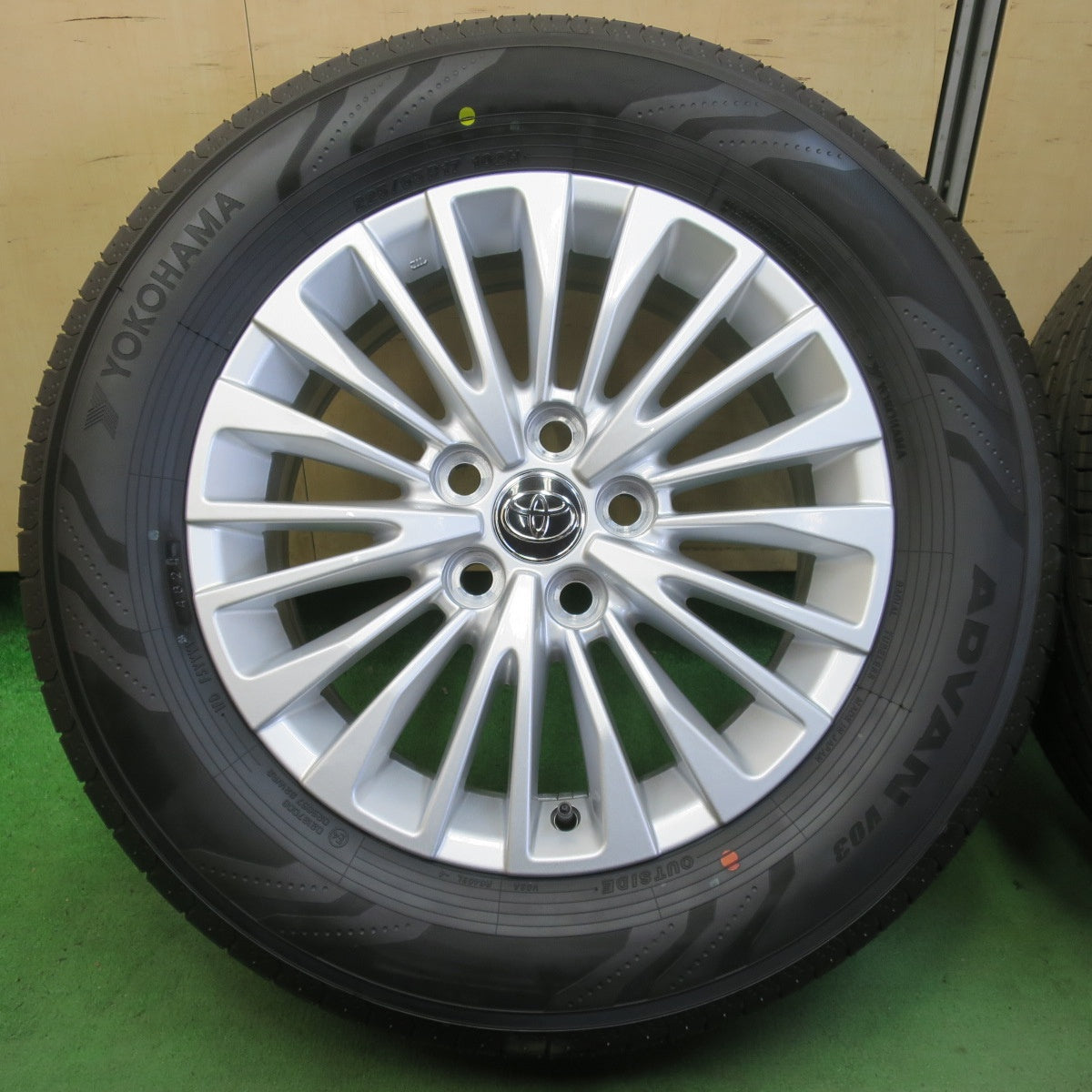 新車外し!24年★トヨタ 40系 アルファード 純正 225/65R17 ヨコハマ アドバン V03 17インチ PCD120/5H★5050512イノ