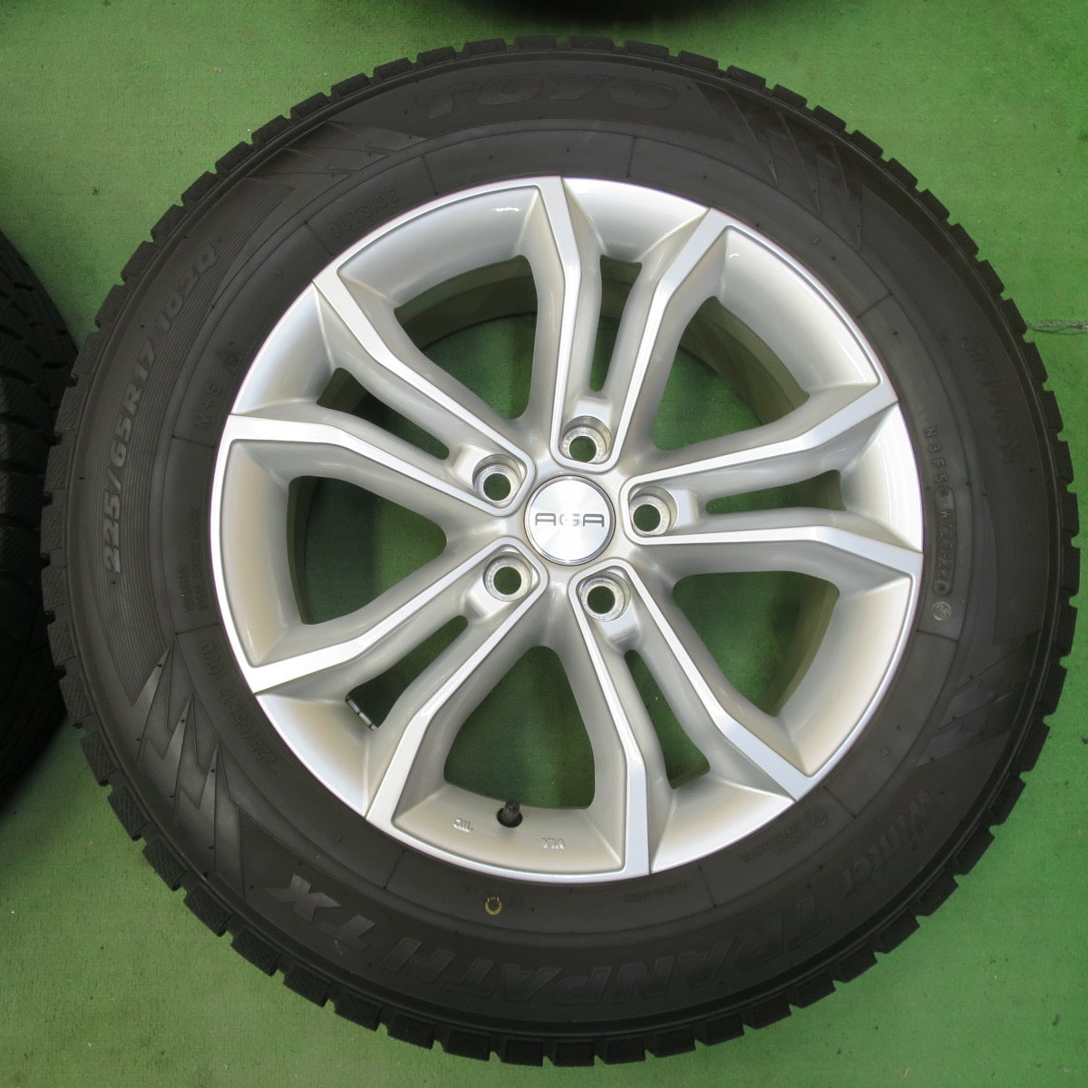 バリ溝!22年!キレイ!9.5分★レクサス NX 等 AGA 225/65R17 スタッドレス トーヨー ウインター トランパス TX 17インチ PCD114.3/5H★5042401イス