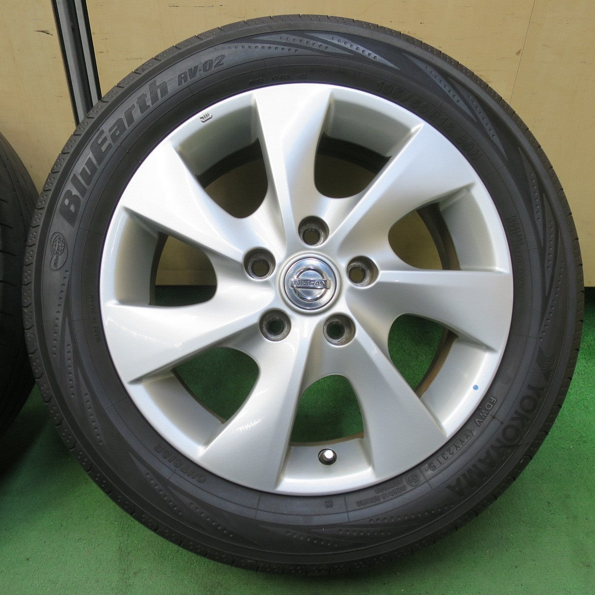 キレイ★日産 C26 セレナ ハイウェイスター 純正 195/60R16 ヨコハマ ブルーアース RV-02 16インチ PCD114.3/5H★5052909イノ