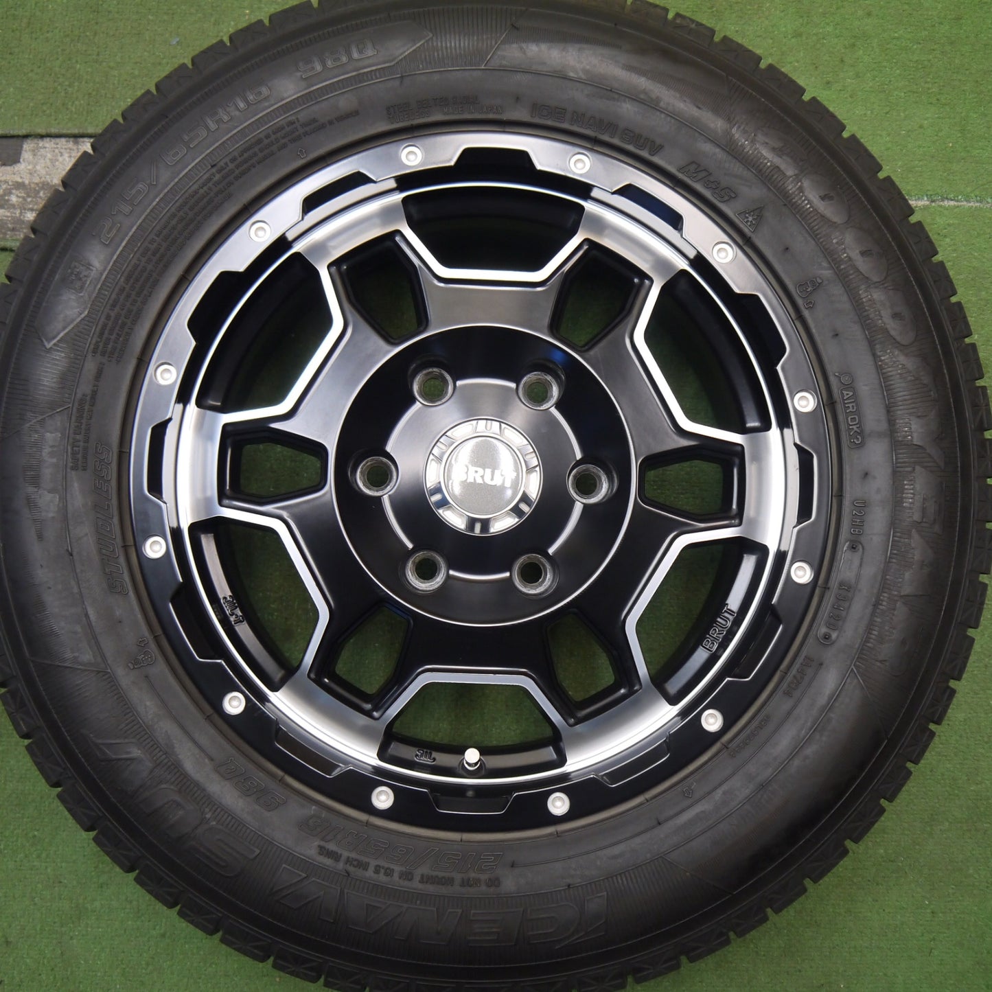 バリ溝!キレイ!8.5分★スタッドレス 215/65R16 グッドイヤー アイスナビ SUV BRUT BR-66 ブルート 16インチ PCD139.7/6H★5090902Hス