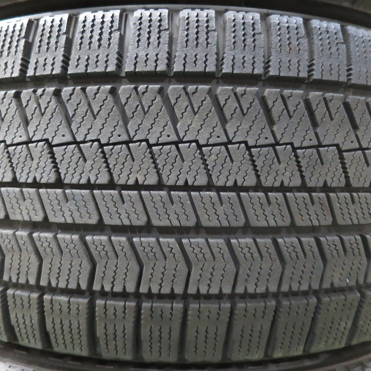 バリ溝!8.5分★ベンツ 等 AGA Burg 255/40R18 スタッドレス ブリヂストン ブリザック VRX2 VRX 18インチ PCD112/5H★5021115イス
