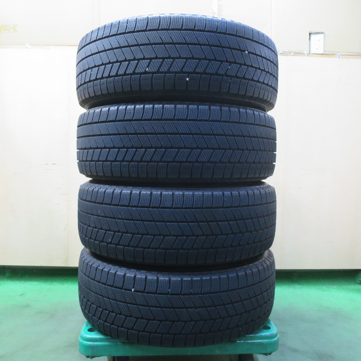 バリ溝!23年!キレイ!9.5分★スタッドレス 215/60R16 ブリヂストン ブリザック VRX3 BALMINUM バルミナ 16インチ PCD114.3/5H★5110814イス