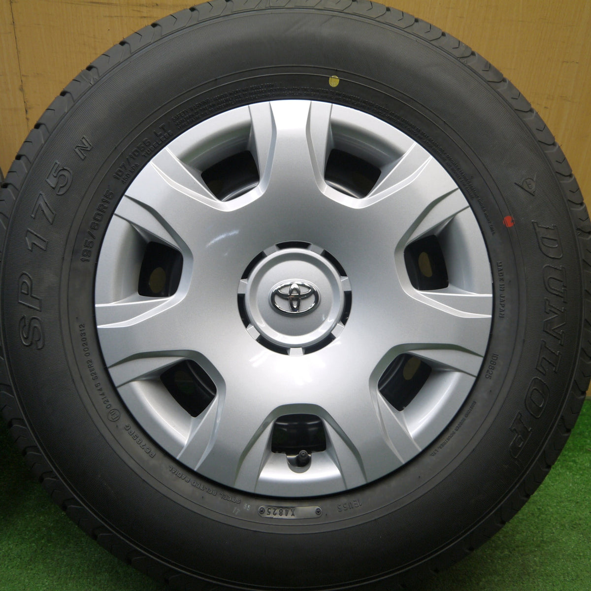 新車外し!25年★トヨタ 200系 ハイエース 純正 スチール 195/80R15 107/105S ダンロップ SP175N 15インチ PCD139.7/6H★6020912Hノ
