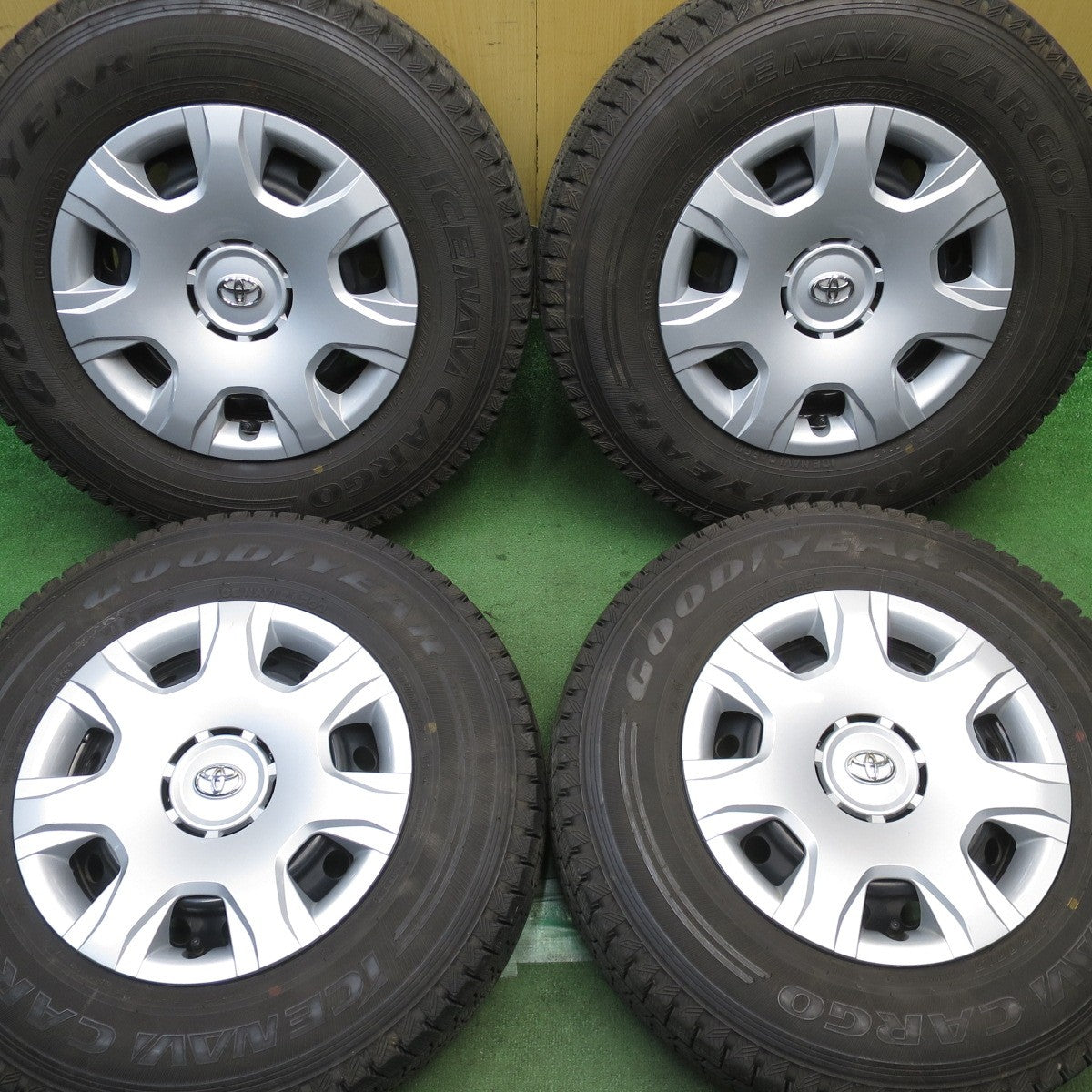 バリ溝!22年!キレイ!9.5分◎トヨタ 200系 ハイエース 純正 スチール 195/80R15 107/105L スタッドレス グッドイヤー アイスナビ CARGO カーゴ 15インチ PCD139.7/6H◎6101207NJス