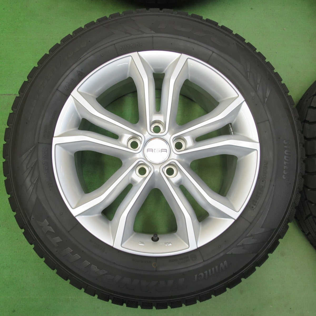 バリ溝!22年!キレイ!9.5分★レクサス NX 等 AGA 225/65R17 スタッドレス トーヨー ウインター トランパス TX 17インチ PCD114.3/5H★5042401イス