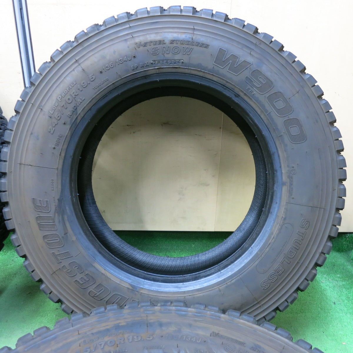 バリ溝!24年!9分!6本★トラック タイヤ 245/70R19.5 136/134J スタッドレス ブリヂストン W900 19.5インチ★5061904SYスタ
