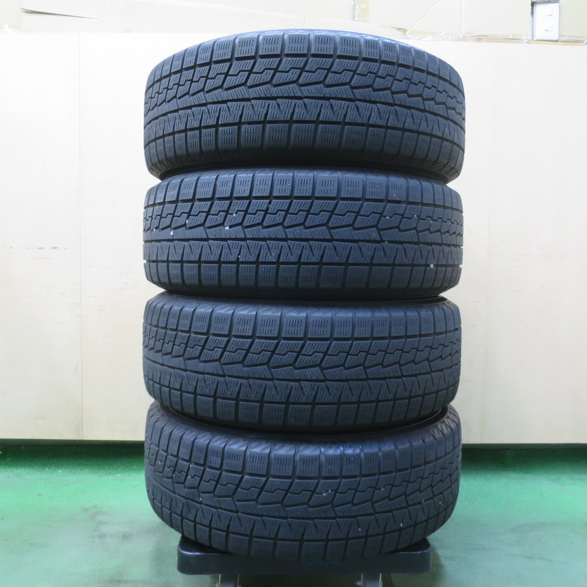 キレイ★スタッドレス 215/60R16 ヨコハマ アイスガード iG70 VELVA SPORT ヴェルヴァ スポーツ 16インチ PCD114.3/5H★6040711イス