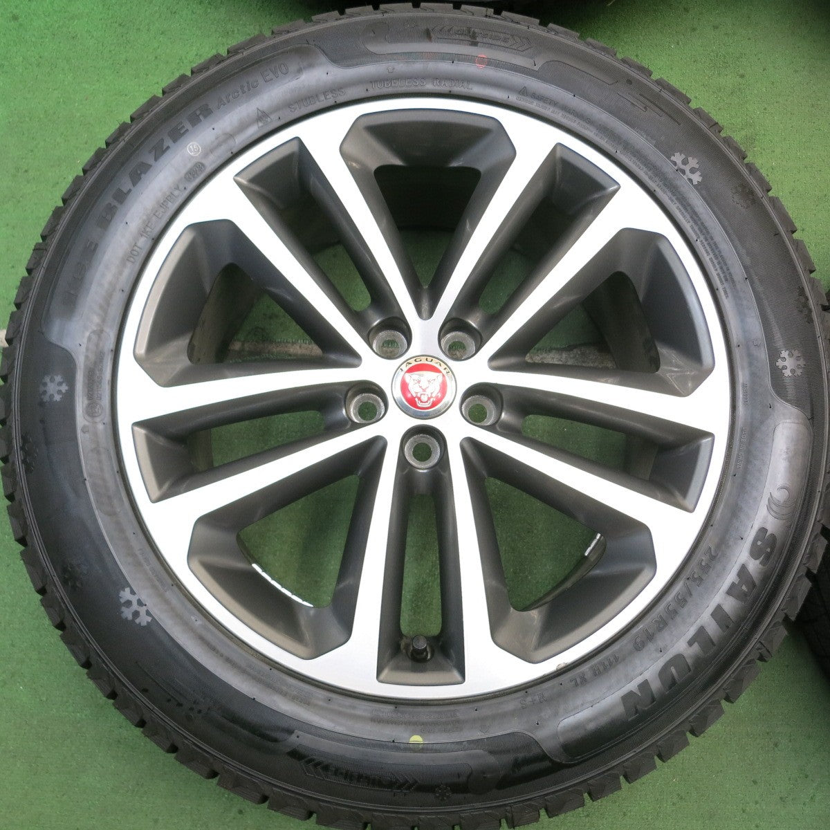 タイヤほぼ未使用!23年!キレイ★ジャガー Fペイス 純正 255/55R19 スタッドレス サイルン ICE BLAZER Arctic EVO 19インチ PCD108/5H★5080302HAス