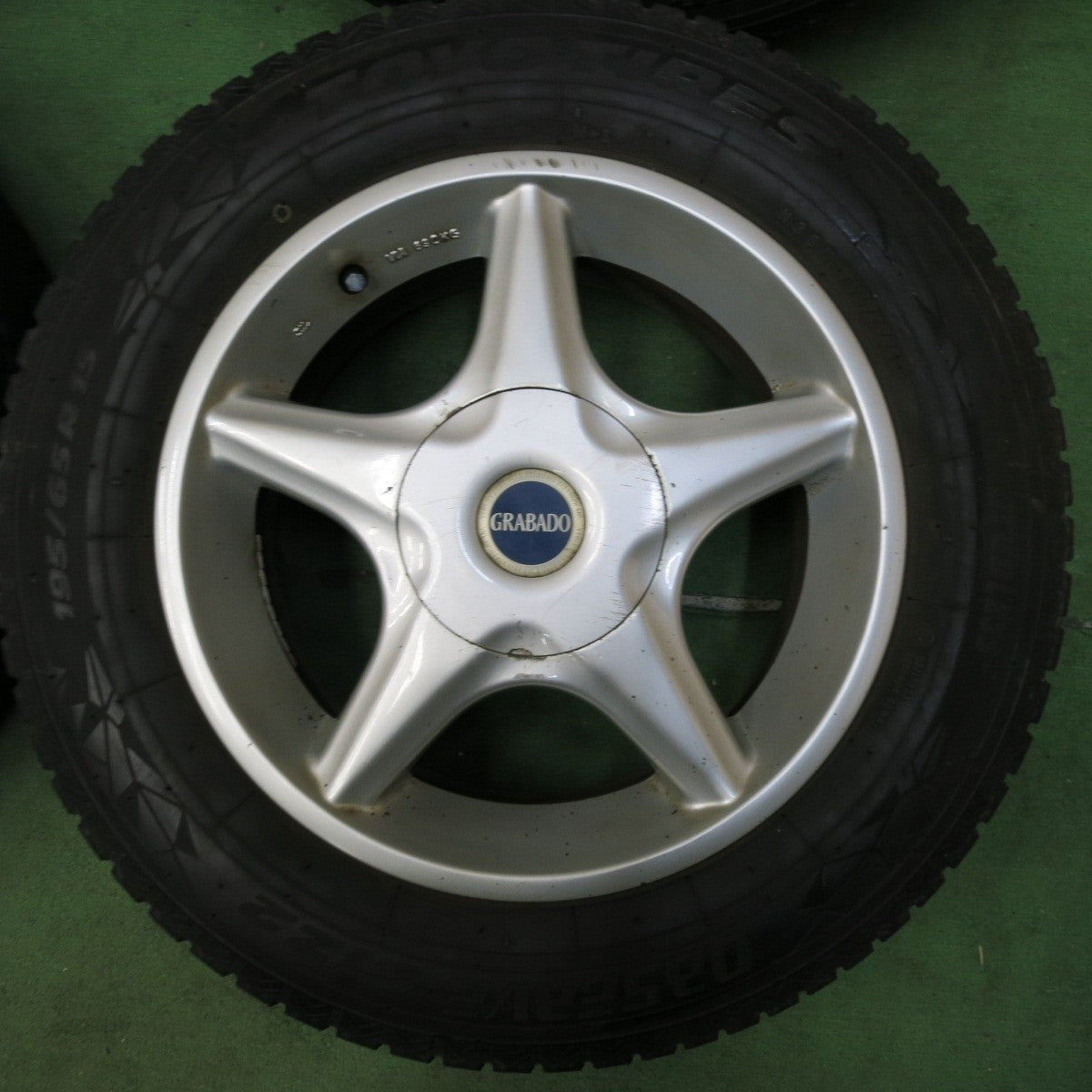 バリ溝!21年!9.5分★スタッドレス 195/65R15 トーヨー オブザーブ GIZ2 GRABADO 15インチ PCD100 114.3/5H マルチ★4112708SYス