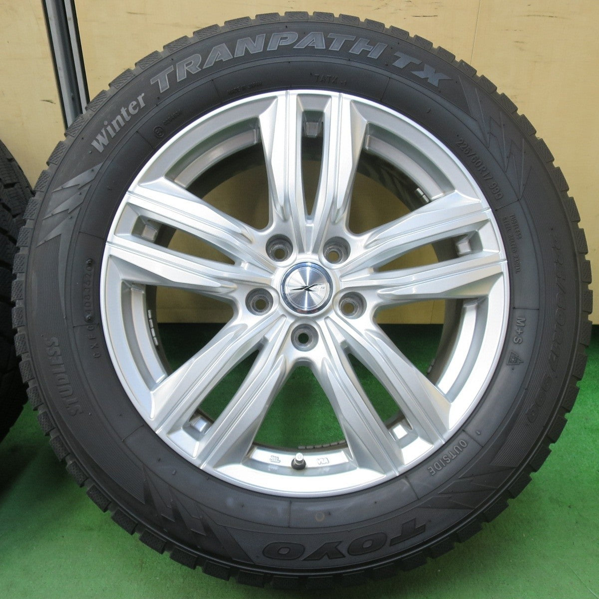 バリ溝!キレイ!9.5分以上★スタッドレス 225/60R17 トーヨー ウインター トランパス TX JOKER ジョーカー 17インチ PCD114.3/5H★5032401イス