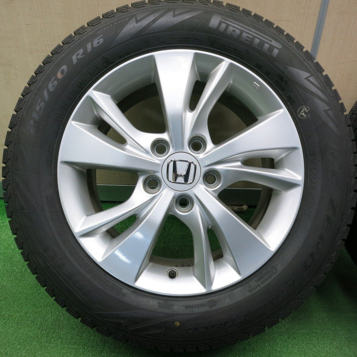 バリ溝!22年!キレイ!9.5分以上★ホンダ ヴェゼル 純正 215/60R16 スタッドレス ピレリ アイスゼロ アシンメトリコ 16インチ PCD114.3/5H★4121606TNス