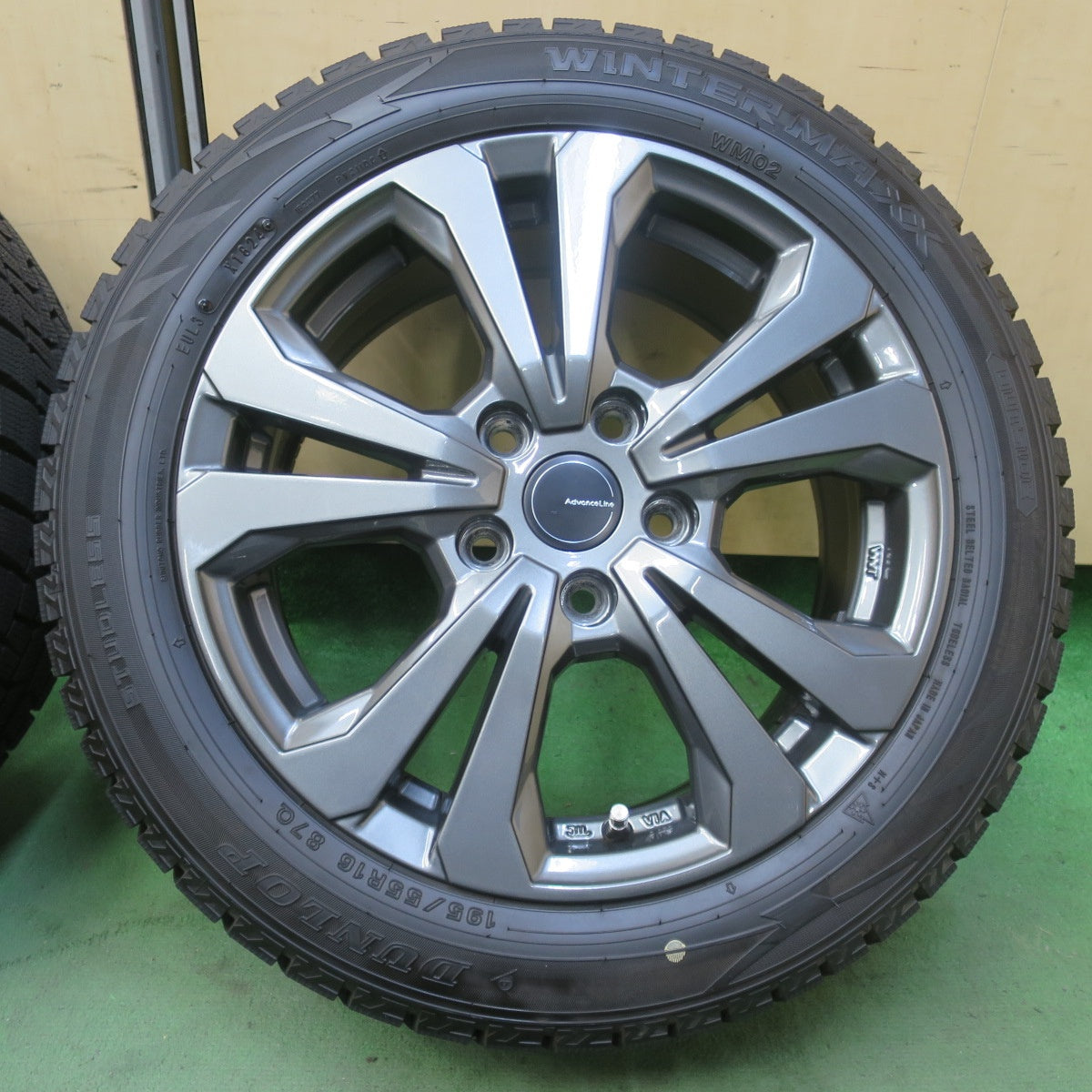 バリ溝!24年!キレイ!9.5分以上◎BMW MINI 等 195/55R16 スタッドレス ダンロップ ウインターマックス WM02 Advanceline SV-1 アドバンスライン 16インチ PCD112/5H◎6101304イス