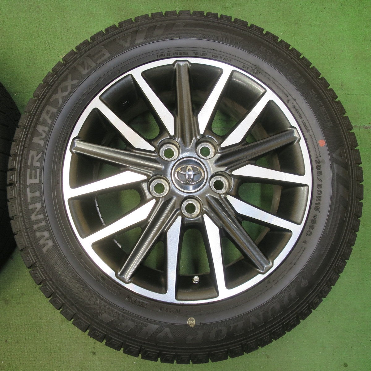 バリ溝!23年!9.5分★トヨタ 80系 ヴォクシー ノア 純正 205/60R16 スタッドレス ダンロップ ウインターマックス03 16インチ PCD114.3/5H★5092603イス