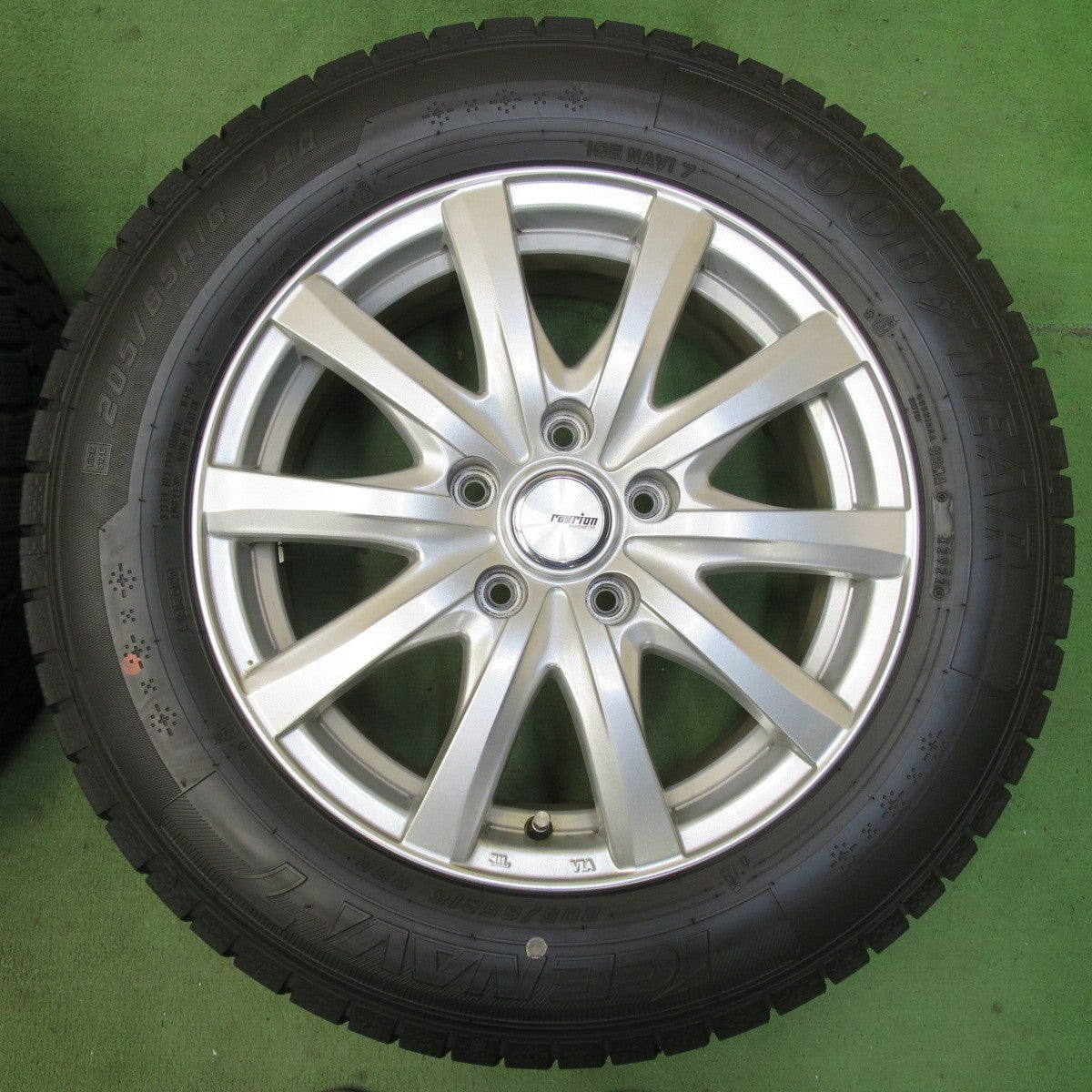 バリ溝!22年!キレイ!8.5分★スタッドレス 205/65R16 グッドイヤー アイスナビ7 ravrion RS01 ラブリオン 16インチ PCD114.3/5H★5092912イス