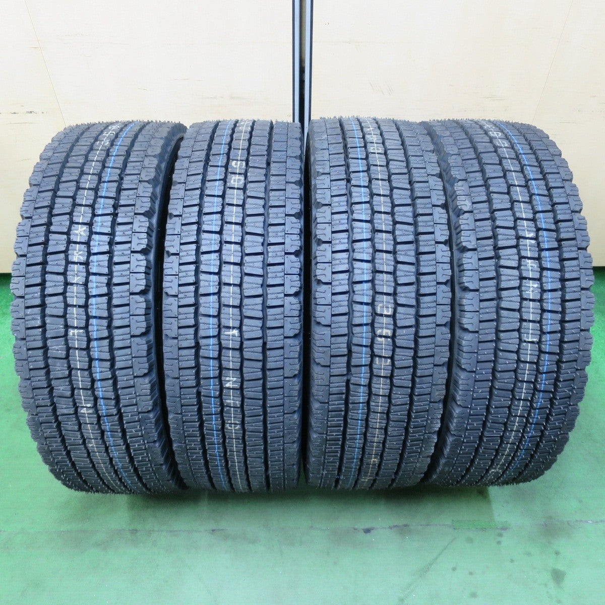 未使用!24年★トラック タイヤ 245/70R19.5 136/134J スタッドレス ダンロップ デクテス SP081 DECTES 19.5インチ★5031005イスタ