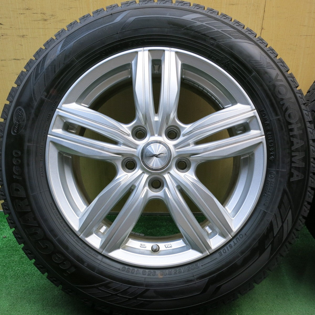 バリ溝!24年!キレイ!9.5分以上★スタッドレス 205/65R16 ヨコハマ アイスガード iG60 JOKER ジョーカー 16インチ PCD114.3/5H★5092006HAス