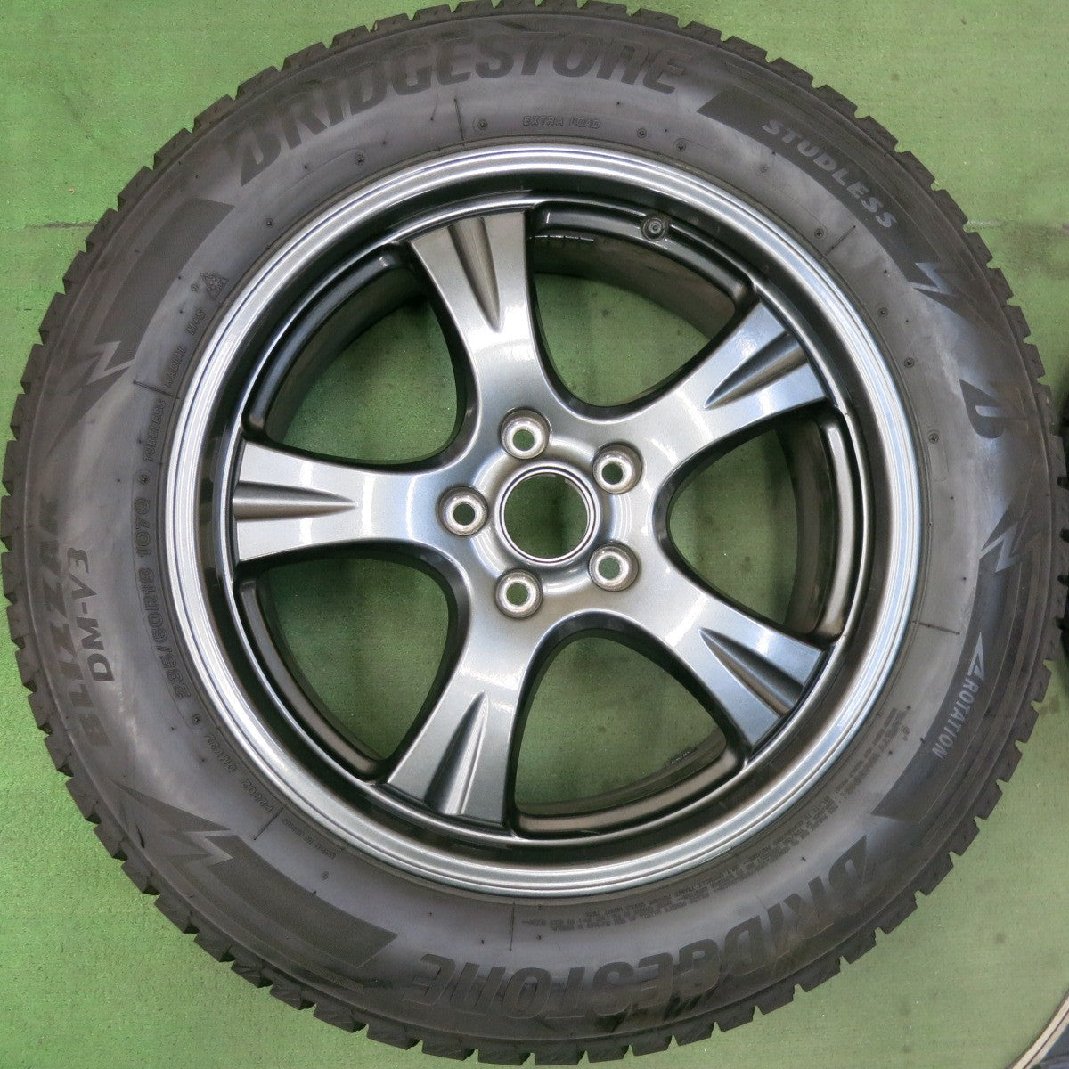 バリ溝!24年!キレイ!9.5分以上★トヨタ bZ4X 純正 235/60R18 スタッドレス ブリヂストン ブリザック DM-V3 18インチ PCD114.3/5H★5091801SKス