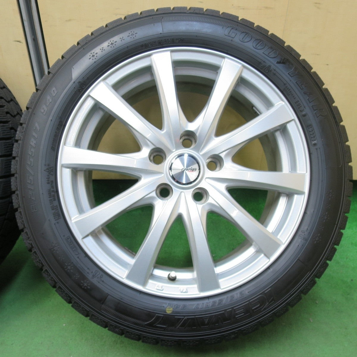 バリ溝!23年!キレイ!9.5分★スタッドレス 215/55R17 グッドイヤー アイスナビ7 ravrion RS01 ラブリオン 17インチ PCD114.3/5H★5012810イス