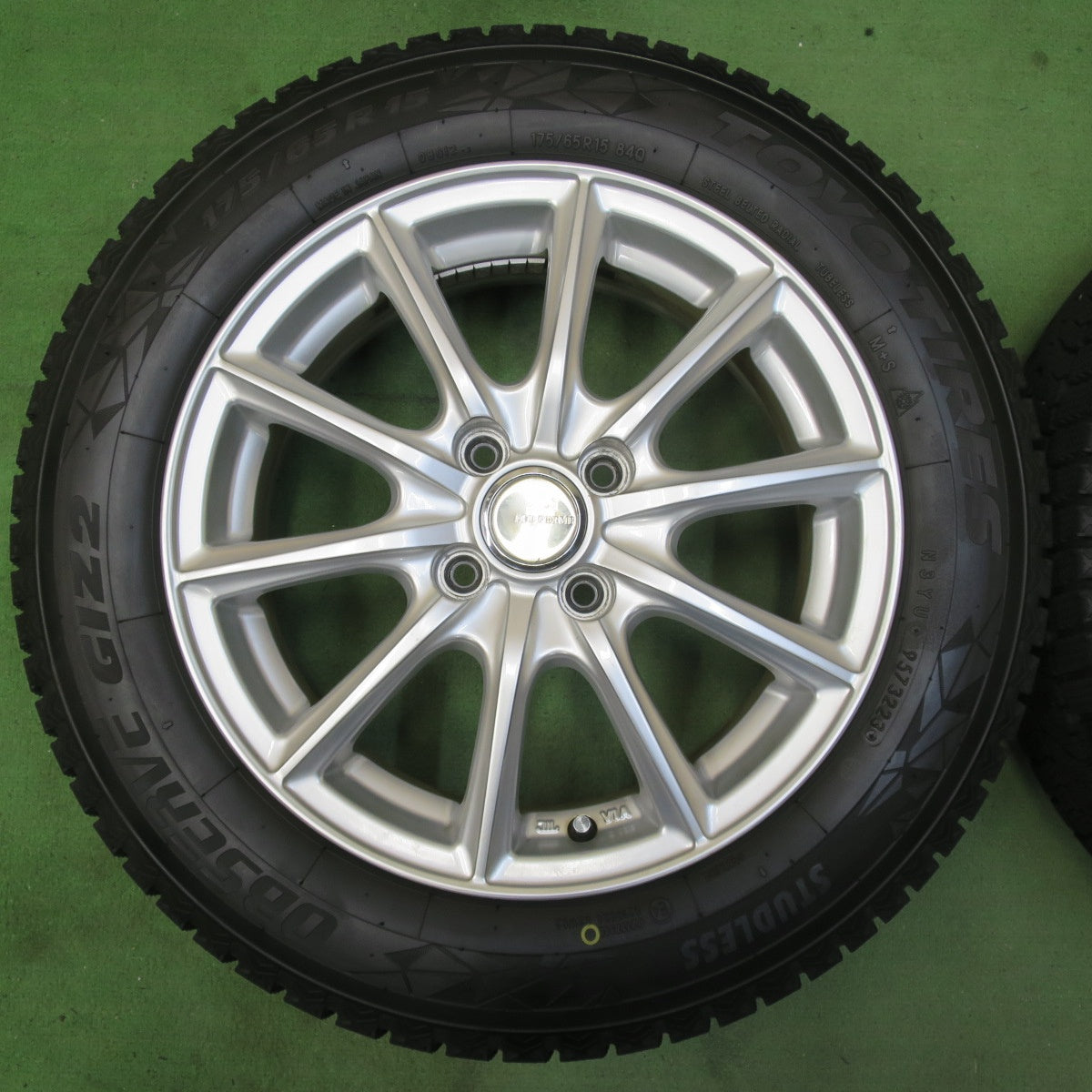 バリ溝!23年!キレイ!9.5分以上★スタッドレス 175/65R15 トーヨー オブザーブ GIZ2 ECO FORME エコフォルム 15インチ PCD100/4H★5053102イス