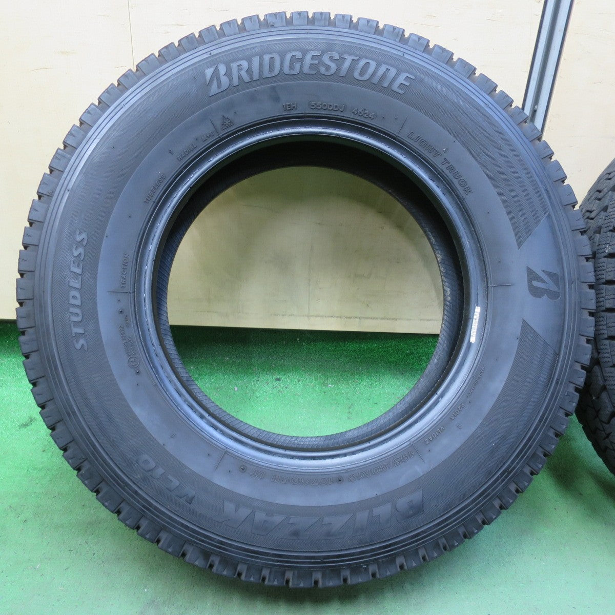 バリ溝!24年!9.5分!2本★スタッドレス 195/80R15 107/105N ブリヂストン ブリザック VL10 タイヤ 15インチ ハイエース キャラバン 等★5092205イスタ