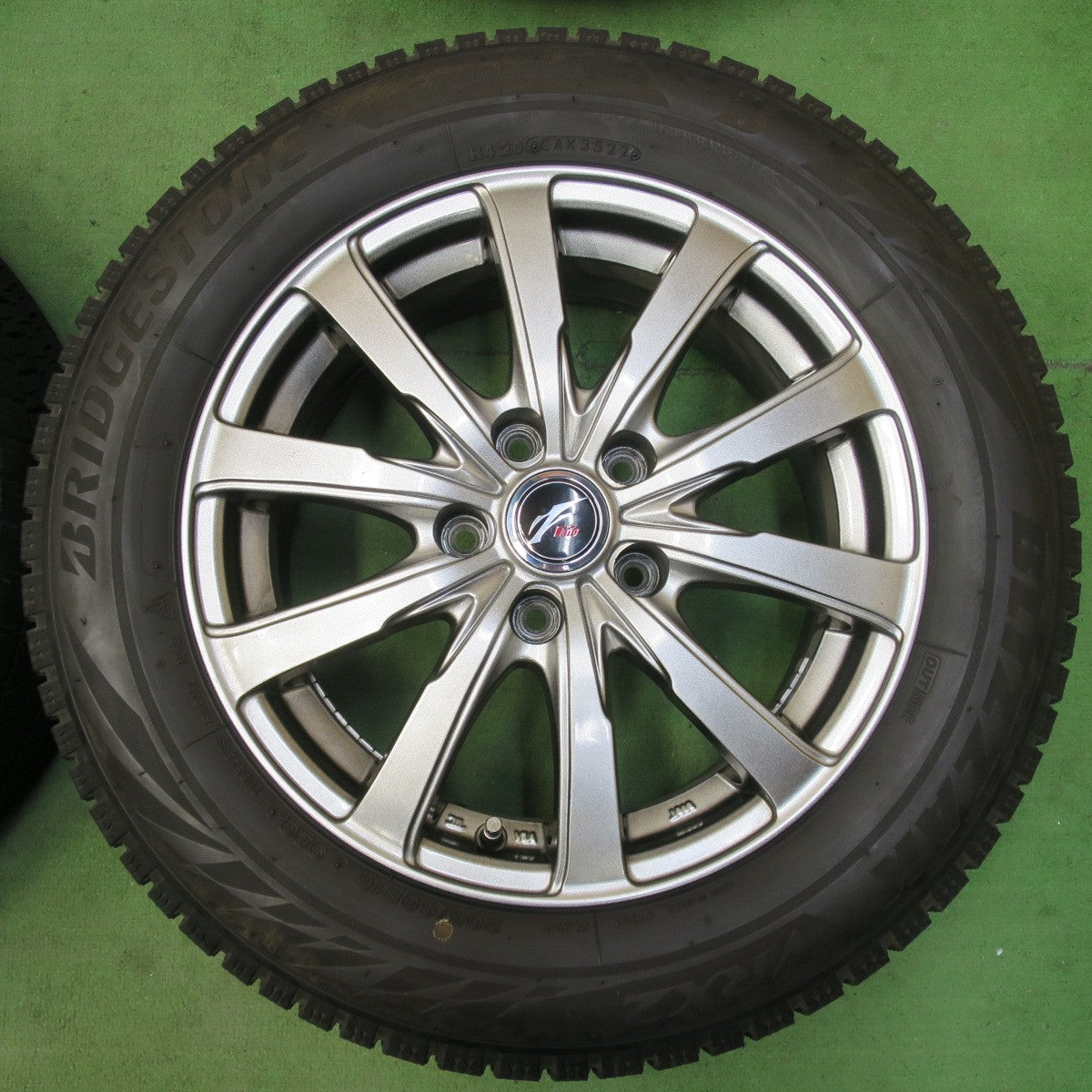バリ溝!22年!キレイ!9.5分★スタッドレス 205/60R16 ブリヂストン ブリザック VRX2 Fang ファング 16インチ PCD114.3/5H★5042503イス