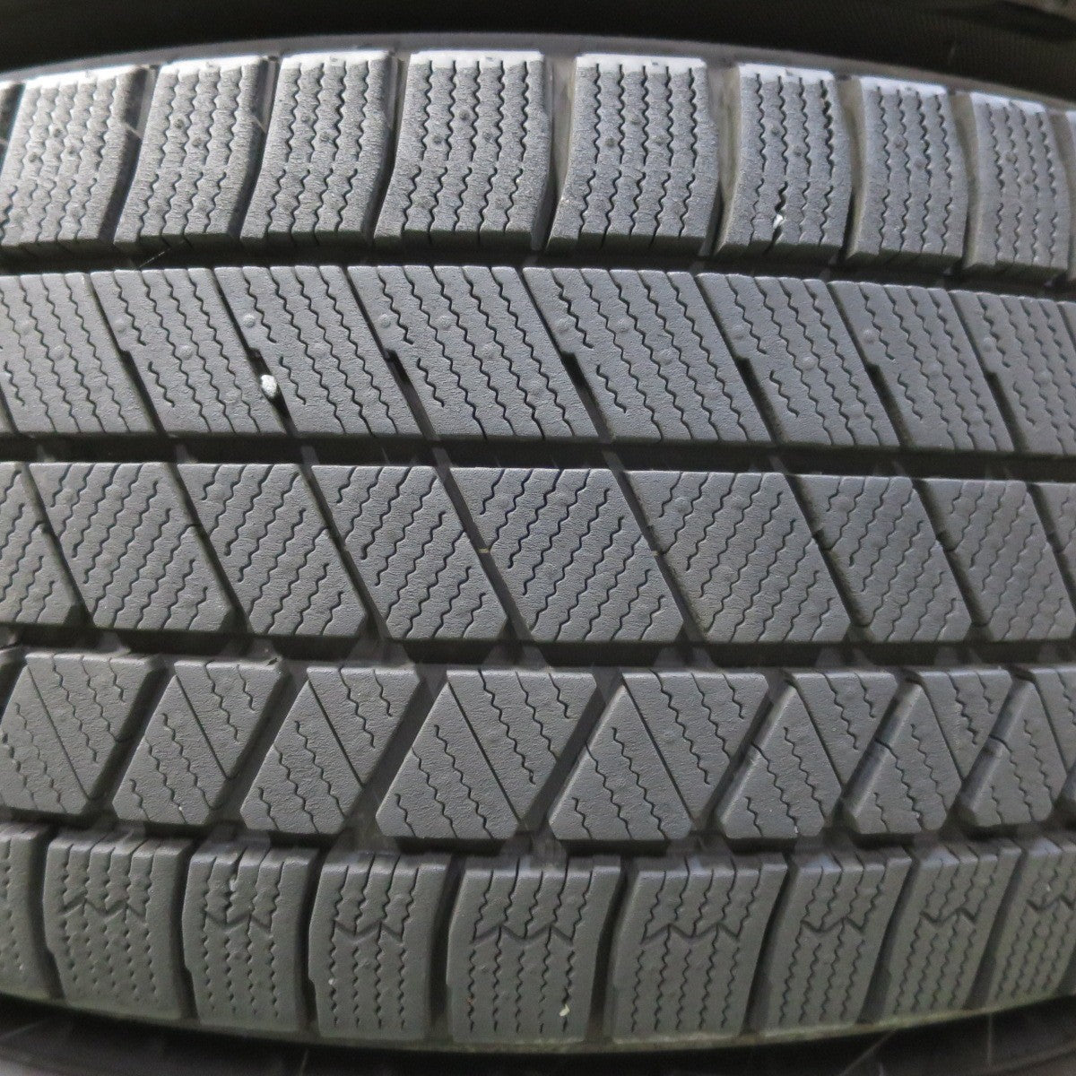バリ溝!24年!キレイ!ほぼ10分★スタッドレス 225/60R17 ブリヂストン ブリザック VRX3 PREO プレオ 17インチ PCD114.3/5H★5082108イス