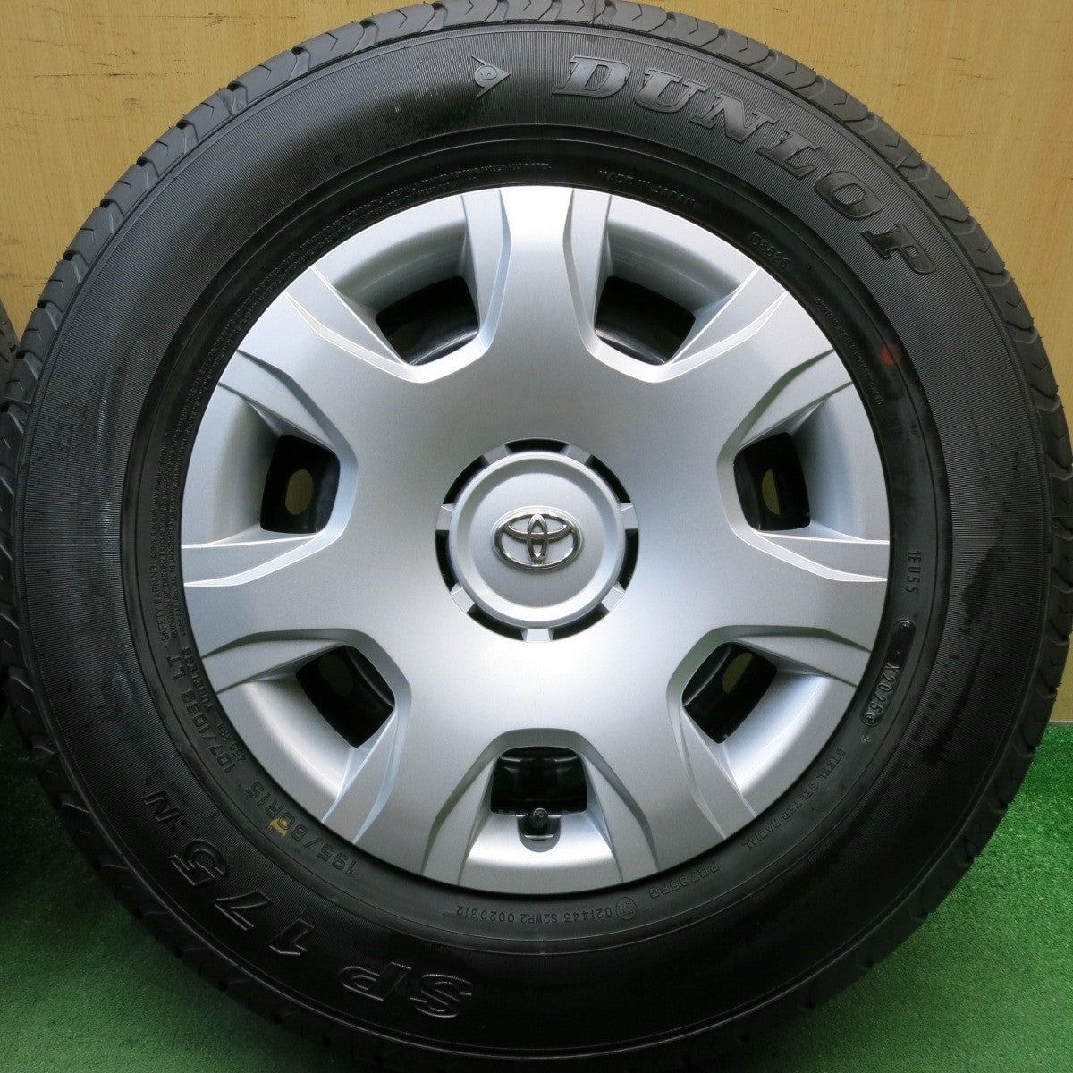 新車外し!25年★トヨタ 200系 ハイエース 純正 スチール 195/80R15 107/105S ダンロップ SP175N 15インチ PCD139.7/6H★5072703HAノ