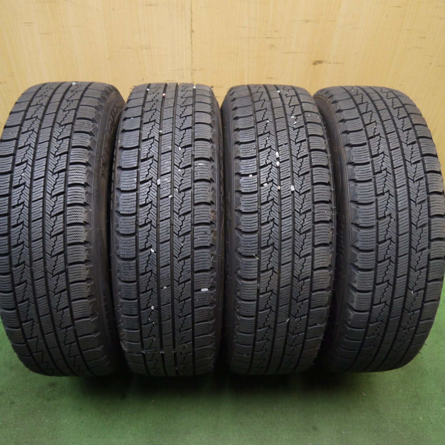 バリ溝!22年!キレイ!9.5分★BMW MINI 等 AFT 175/65R15 スタッドレス ネクセン WINGUARD ice 15インチ PCD112/5H★5090804Hス