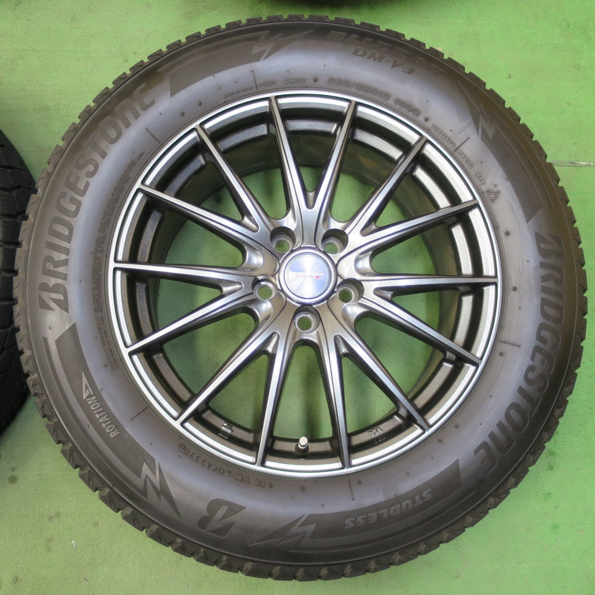 キレイ★スタッドレス 235/65R18 ブリヂストン ブリザック DM-V3 VELVA SPORTZ ヴェルヴァ 18インチ PCD114.3/5H★5082102イス