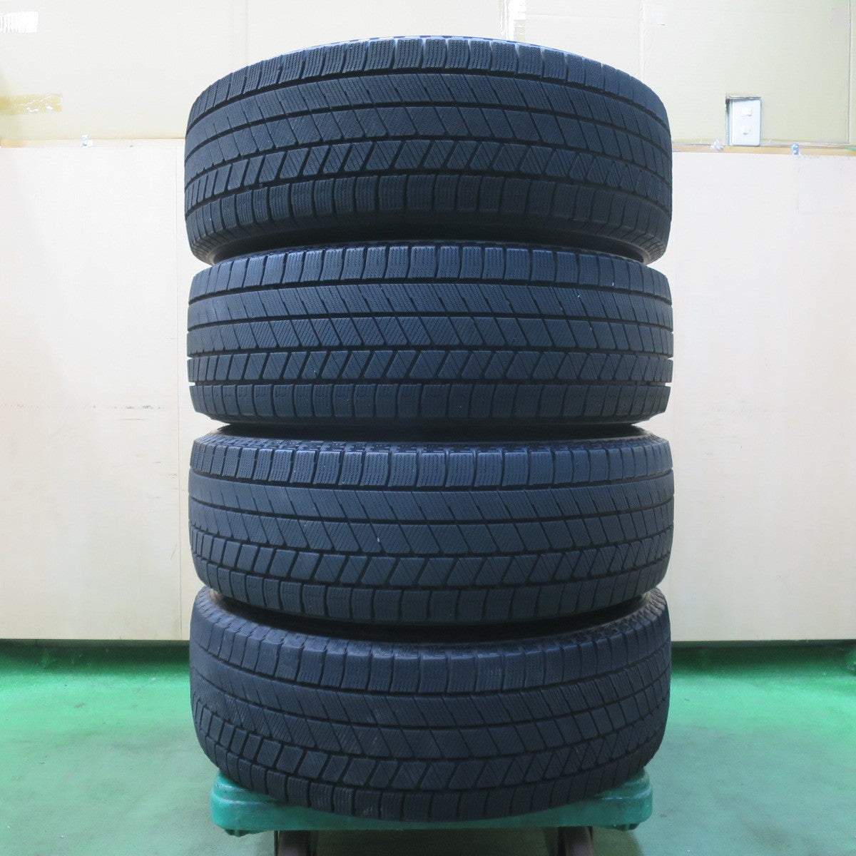 バリ溝!22年!9.5分★スタッドレス 225/65R17 ブリヂストン ブリザック VRX3 STRANGER ストレンジャー 17インチ PCD114.3/5H★5122709イス