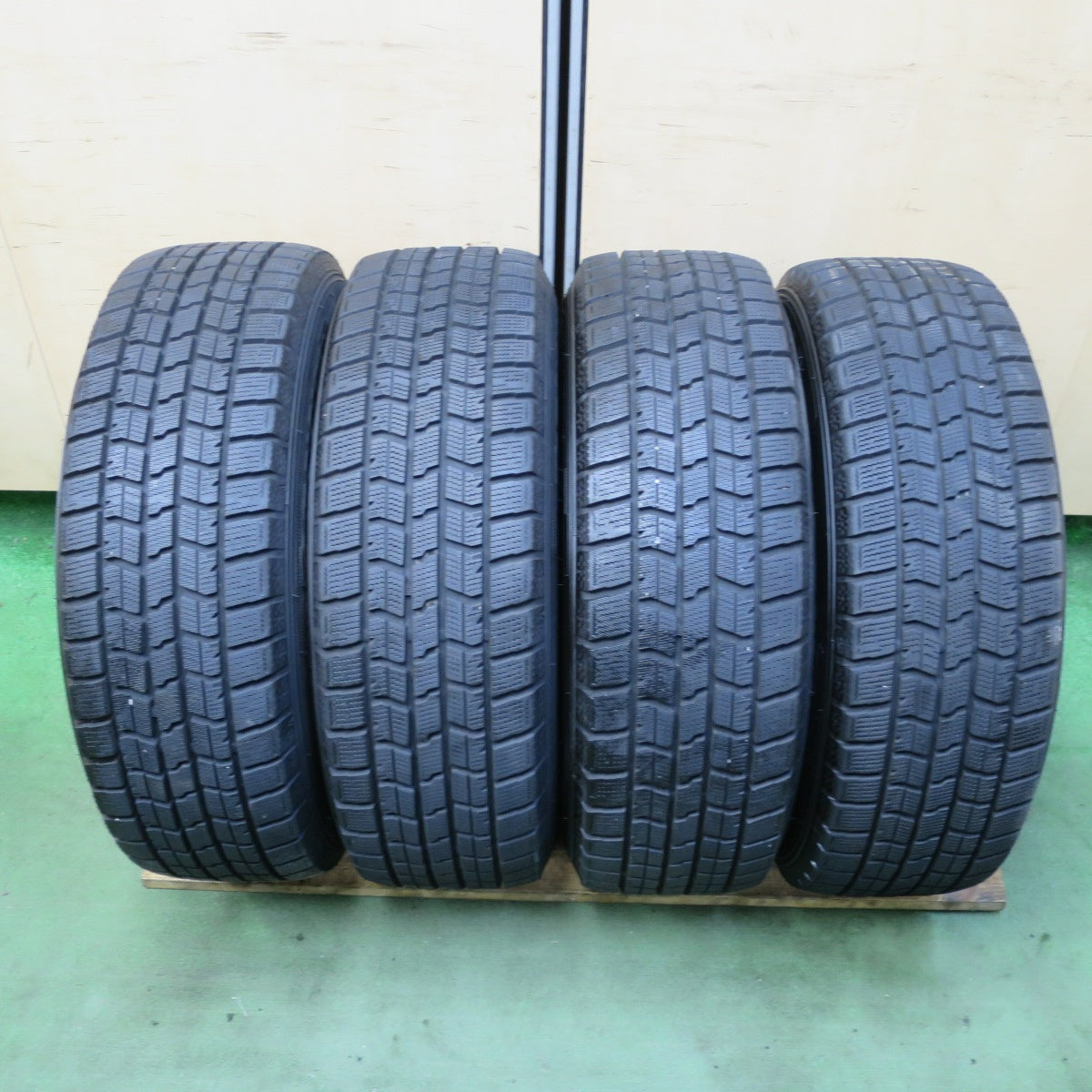 バリ溝!24年!9.5分以上★スタッドレス 195/65R15 グッドイヤー アイスナビ7 ravrion ラブリオン 15インチ PCD114.3/5H★5101401TTス