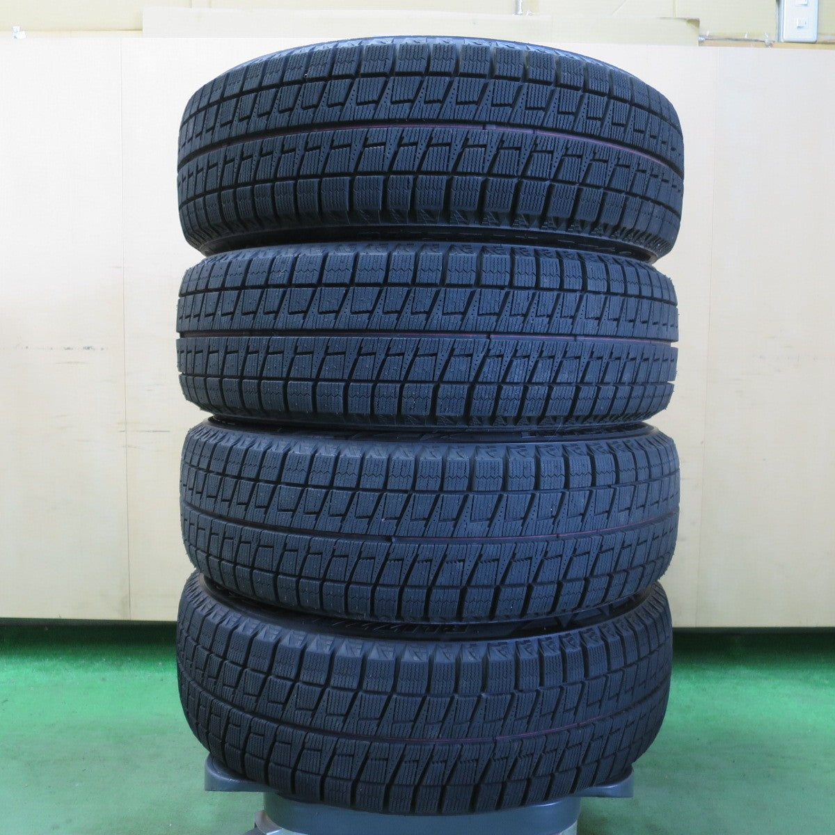 バリ溝!キレイ!ほぼ10分★スタッドレス 175/65R15 ブリヂストン ブリザック REVO2 VELVA ヴェルヴァ 15インチ PCD100/4H★5051905イス