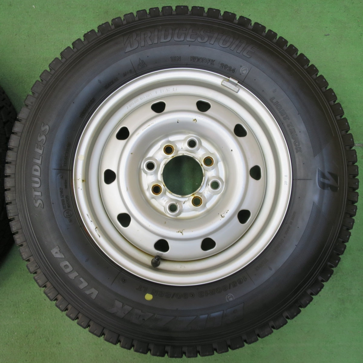タイヤほぼ未使用!24年★スタッドレス 165/80R13 90/88N ブリヂストン ブリザック VL10A スチール ホイール 13インチ PCD100 114.3/4H マルチ★5051309イス