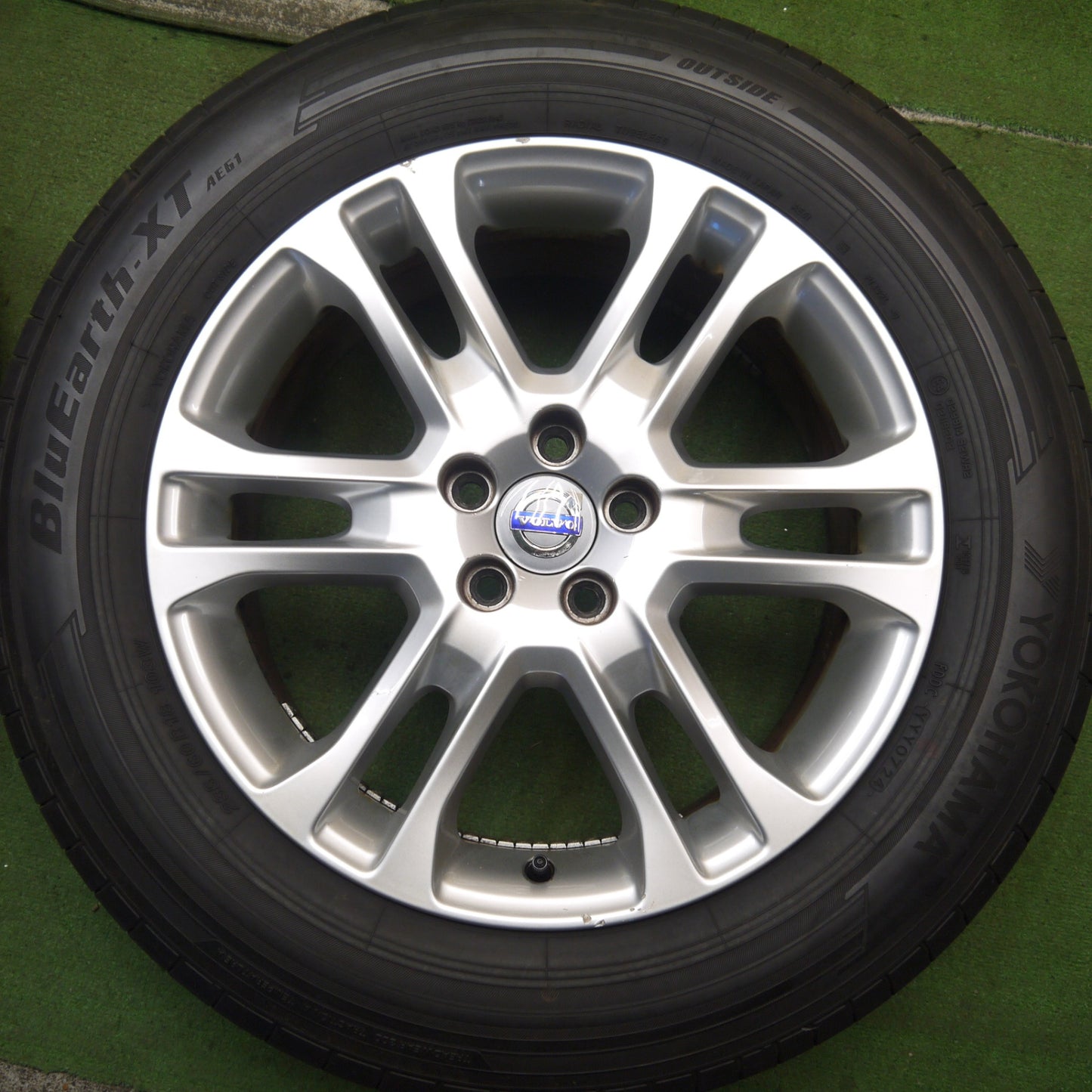バリ溝!24年!キレイ!9.5分★ボルボ XC60 純正 235/60R18 ヨコハマ BluEarth-XT AE61 18インチ PCD108/5H★5090204Hノ