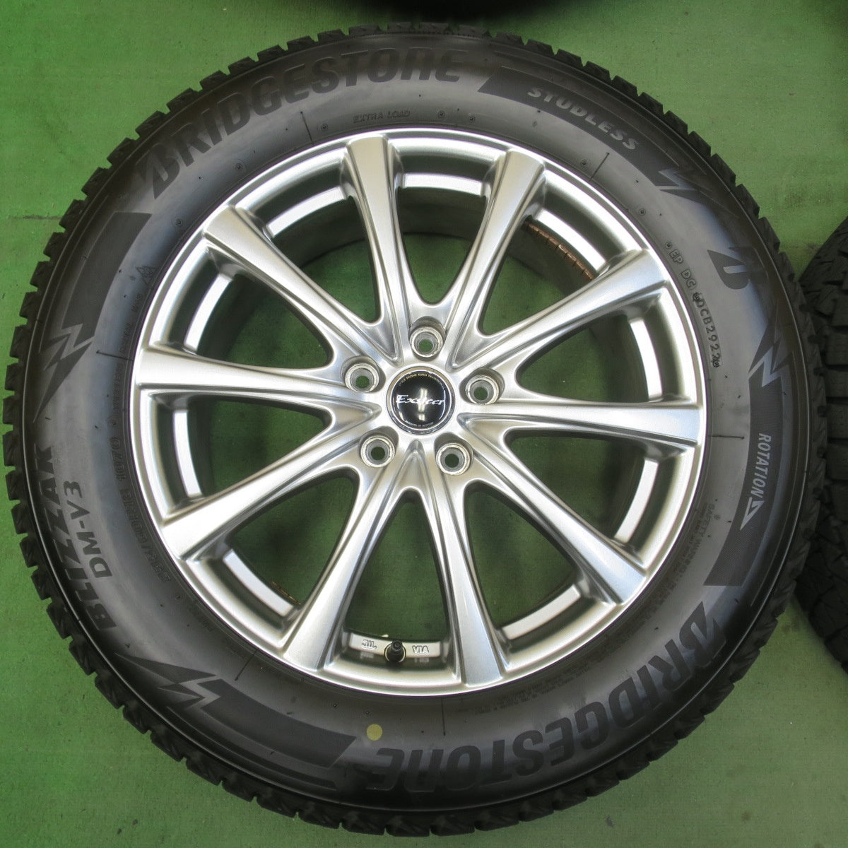バリ溝!22年!キレイ!9.5分★スタッドレス 235/60R18 ブリヂストン ブリザック DM-V3 Exsteer エクスター 18インチ PCD114.3/5H★5092003イス