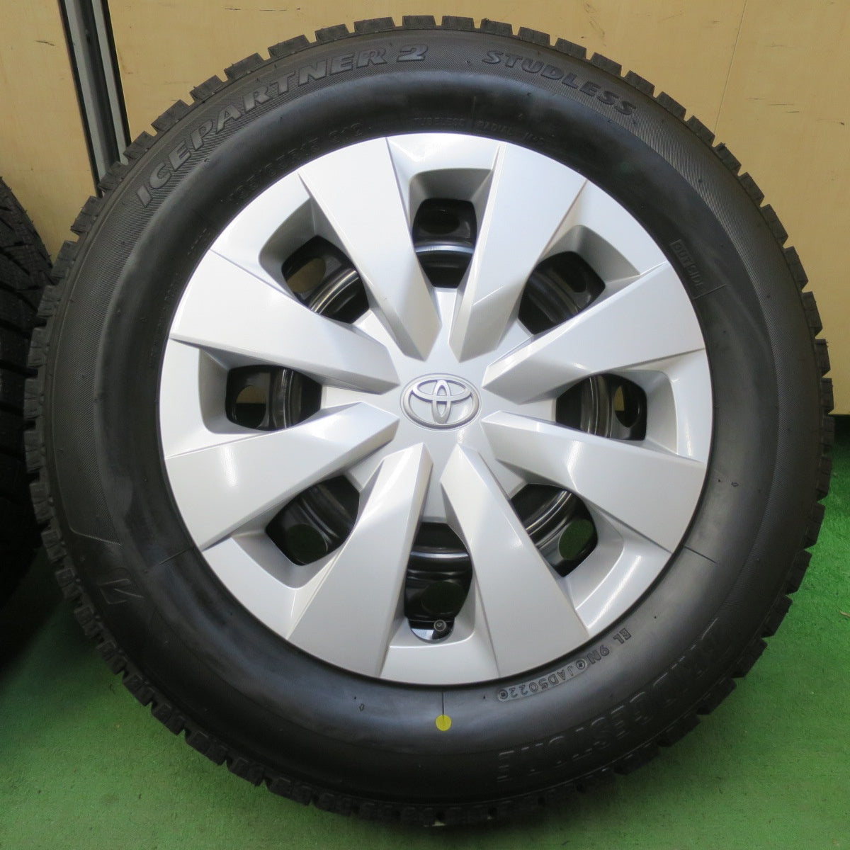 未使用!22年★トヨタ カローラ ツーリング 純正 スチール 195/65R15 スタッドレス ブリヂストン アイスパートナー2 15インチ PCD100/5H★5072802イス