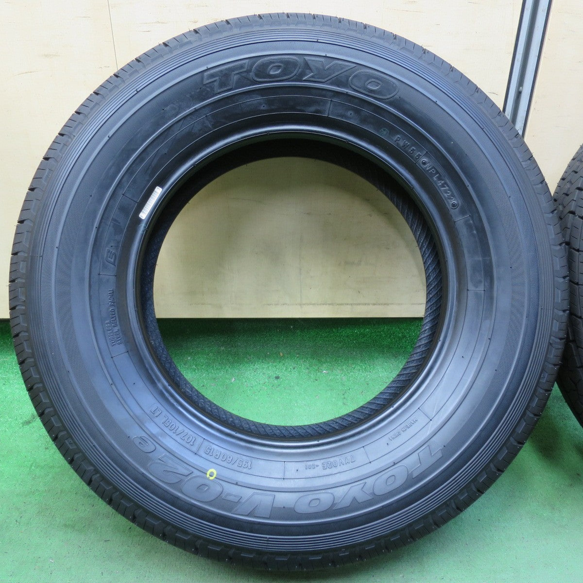 未使用!22年★195/80R15 107/105L トーヨー V-02e タイヤ 15インチ ハイエース キャラバン 等★5091108イノタ