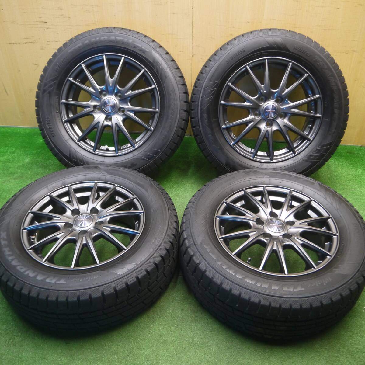 バリ溝!キレイ!9.5分★スタッドレス 215/65R16 トーヨー ウインター トランパス TX VELVA SPORT ヴェルヴァ 16インチ PCD114.3/5H★5012406Hス