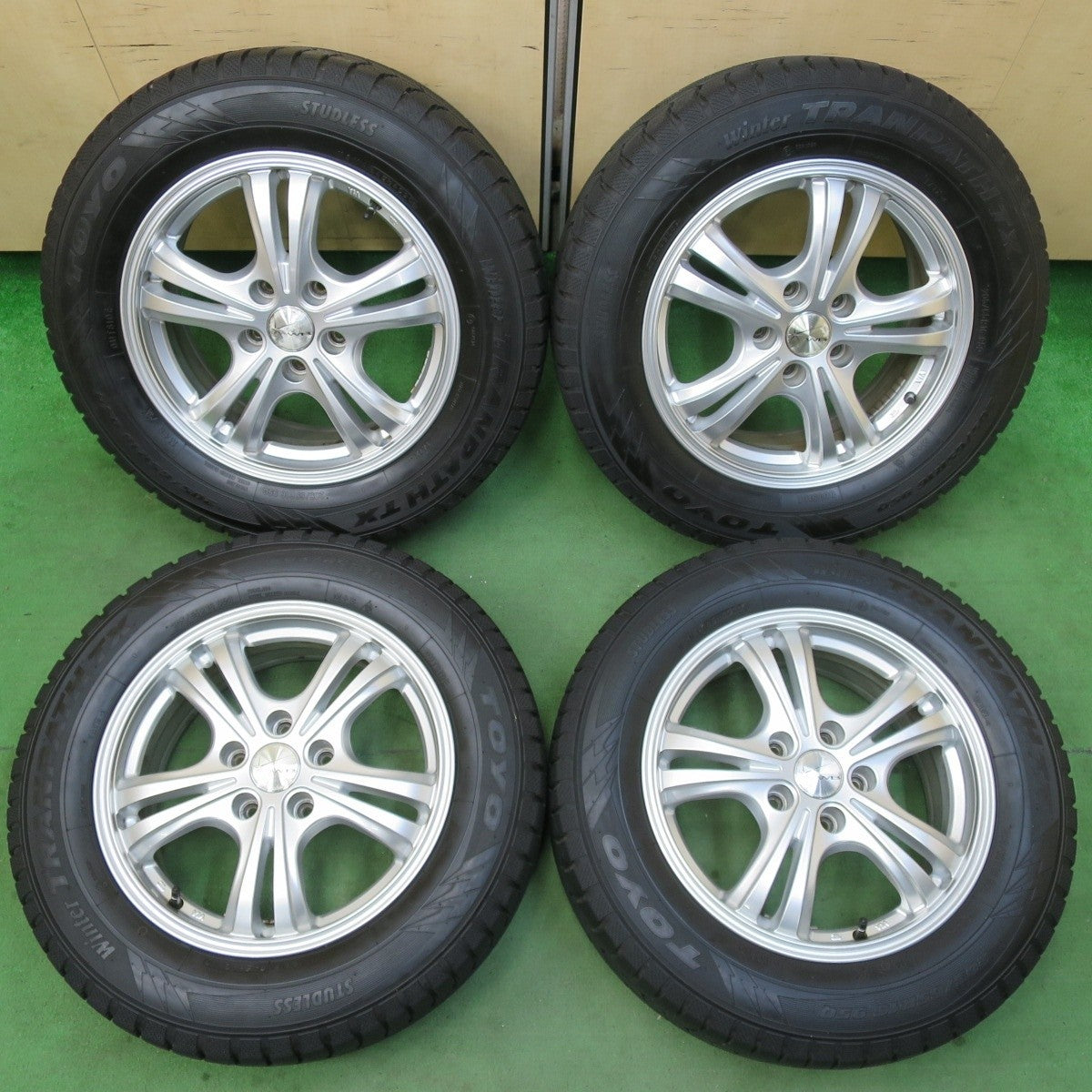バリ溝!キレイ!9.5分★スタッドレス 205/65R16 トーヨー ウインター トランパス TX WB 社外 アルミ 16インチ PCD114.3/5H★5021509イス