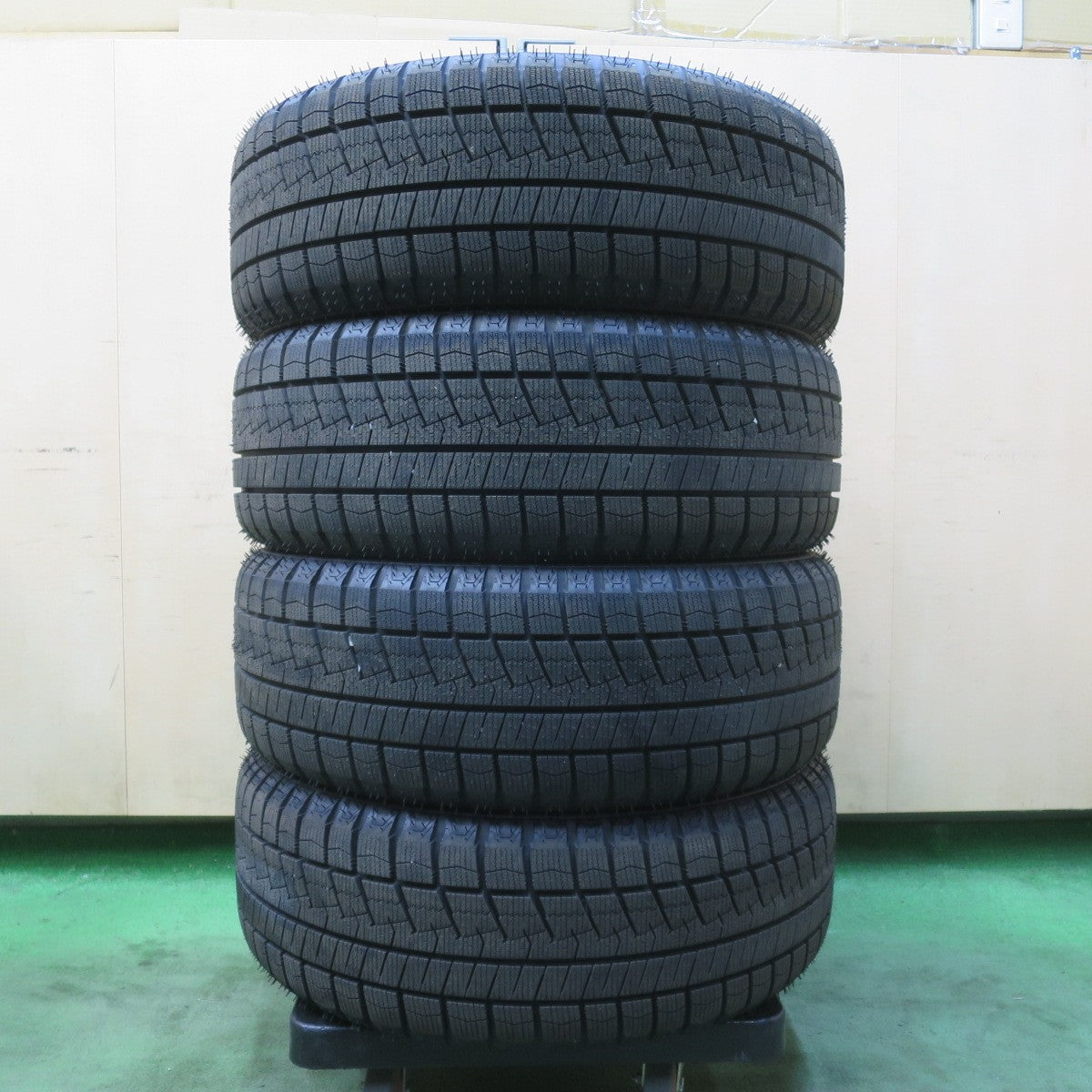 ほぼ未使用!25年!キレイ★NOVARIS ROHGUE VF 205/50R17 スタッドレス ネクセン WINGUARD ice2 17インチ ノヴァリス ローグ PCD100/4H★6021405イス