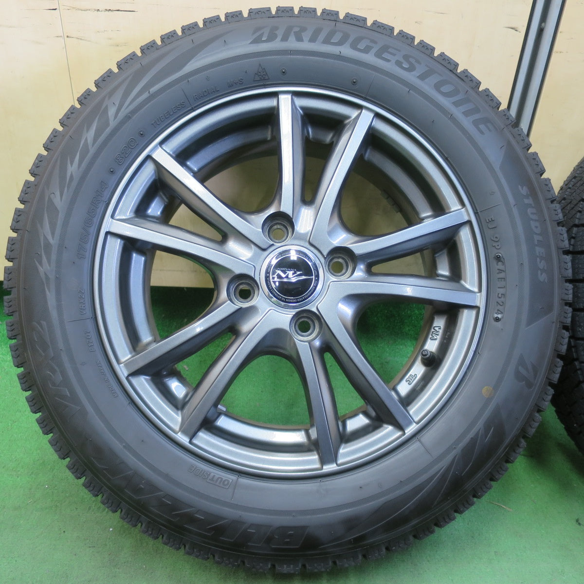 バリ溝!24年!キレイ!ほぼ10分★スタッドレス 175/65R14 ブリヂストン ブリザック VRX2 NIRVANA NV ニルヴァーナ ニルバーナ 14インチ PCD100/4H★5050508イス