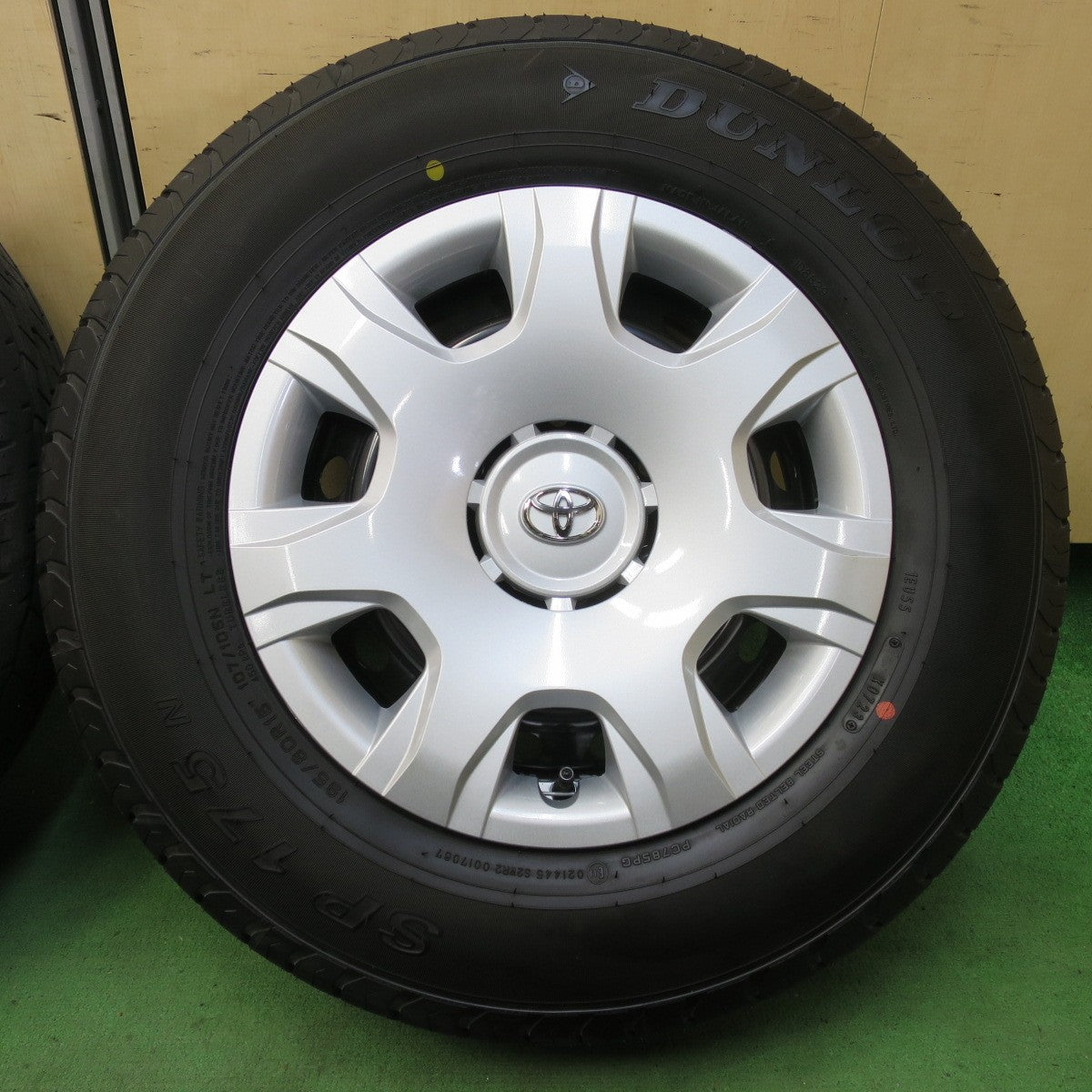 新車外し!23年★トヨタ 200系 ハイエース 純正 スチール 195/80R15 107/105N ダンロップ SP175N 15インチ PCD139.7/6H★5052611イノ