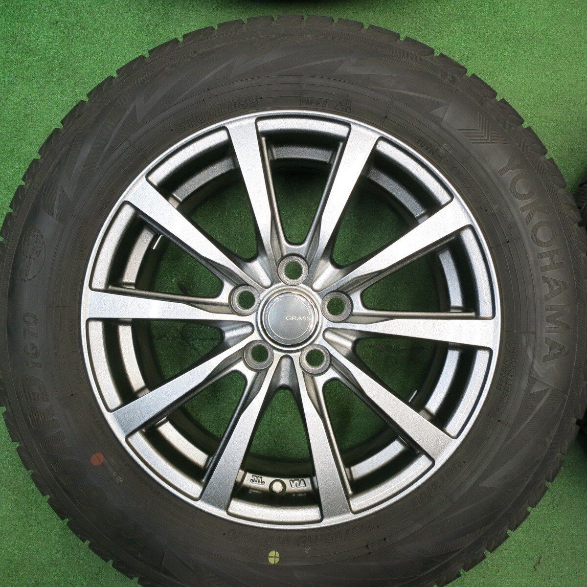 バリ溝!21年!キレイ!8.5分★プリウス 等 195/65R15 スタッドレス ヨコハマ アイスガード iG70 GRASS グラス 15インチ PCD100/5H★5040502TNス