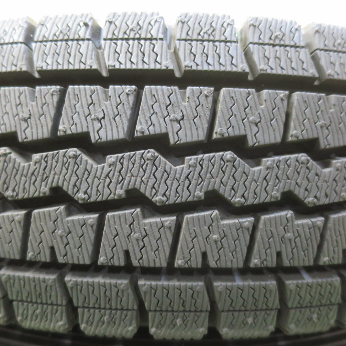 ほぼ未使用!23年!キレイ★スタッドレス 145R12 6PR ダンロップ ウインターマックス SV01 ZACK JP-205 MONZA ザック モンツァ 12インチ PCD100/4H★5103007イス