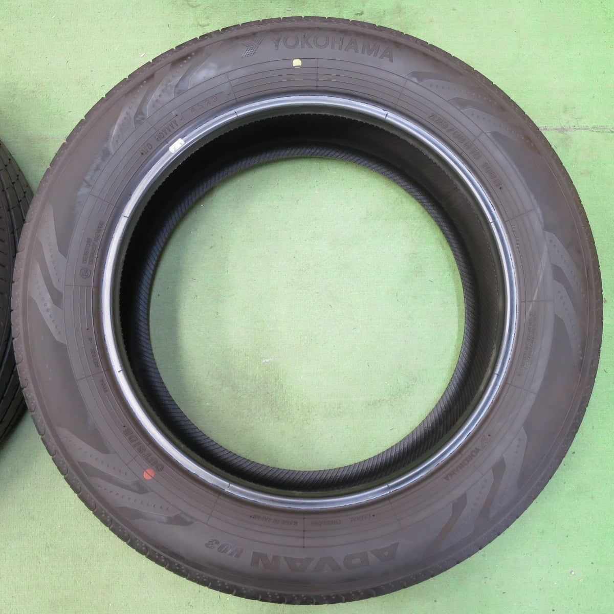 バリ溝!23年!9.5分★225/60R18 ヨコハマ アドバン V03 タイヤ 18インチ レクサス NX ハリアー RAV4 40系 アルファード 等★5052904イノタ